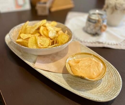 27 - Smažené bramborové chipsy s chilli majonézou.jpg