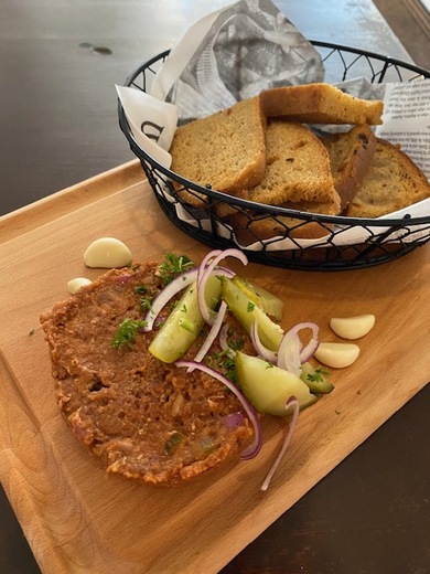 Hovězí tatarák / Beef tartar (main dish)