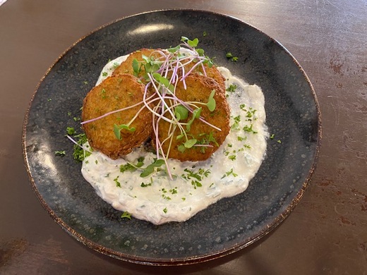 Bramboráčky s dipem / Potato pancakes with garlic dip