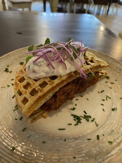 Trhané maso v BBQ s vaflí / Waffle with pulled pork in BBQ
